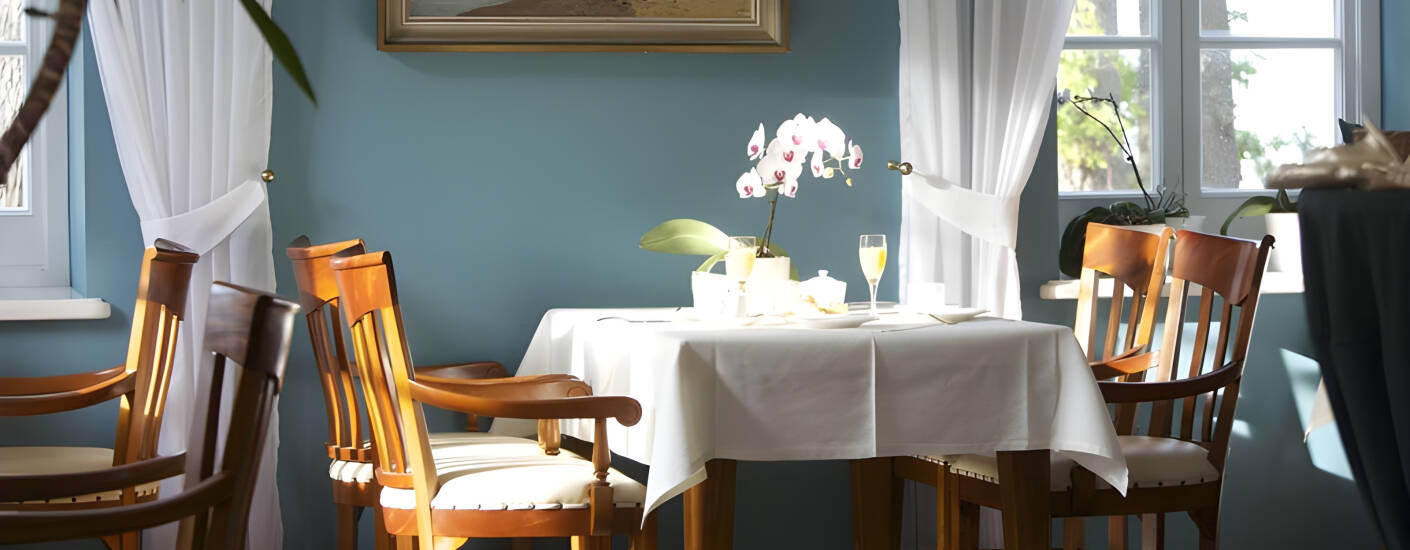 Restauranten Zur Goor serverer raffinert regional mat laget med ferske ingredienser, inkludert baltisk fisk, lokalt vilt og urter fra hotellets hage.