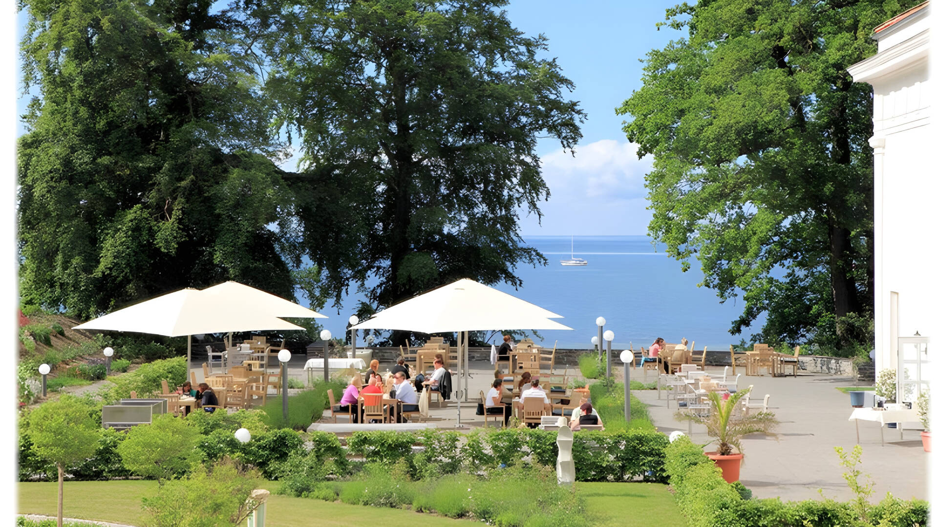 Nyt frokost, kaffe eller et glass vin på terrassen med utsikt over hagene og Greifswaldbukta.