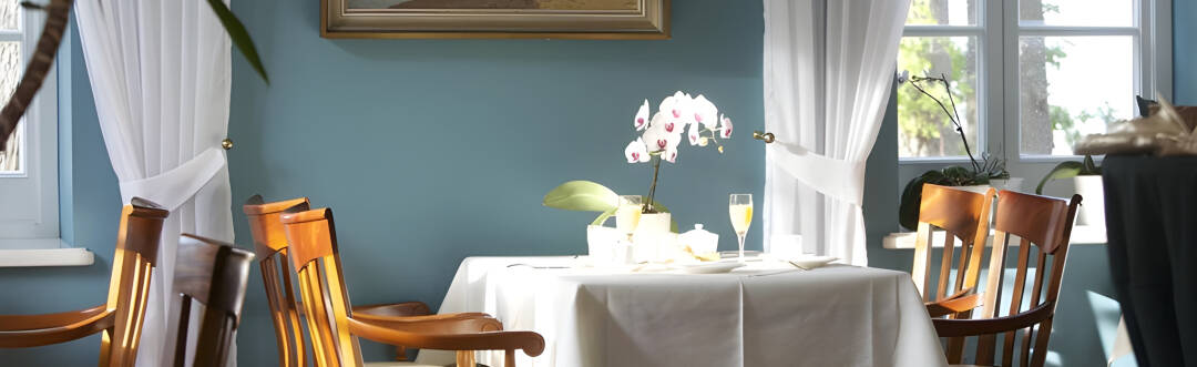 Restauranten Zur Goor serverer raffinert regional mat laget med ferske ingredienser, inkludert baltisk fisk, lokalt vilt og urter fra hotellets hage.