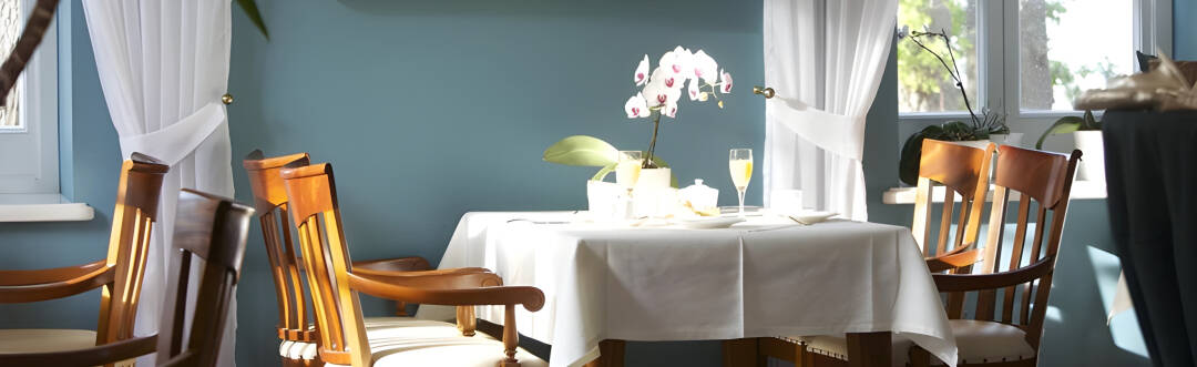 Restaurant "Zur Goor" serves refined regional cuisine prepared with fresh ingredients, including Baltic fish, local game, and herbs from the hotel's garden.