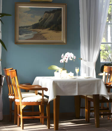 Restaurant "Zur Goor" serves refined regional cuisine prepared with fresh ingredients, including Baltic fish, local game, and herbs from the hotel's garden.