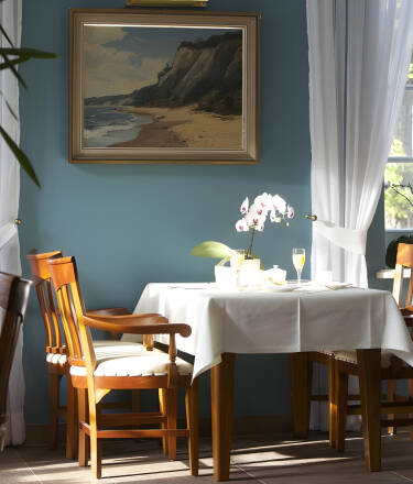 Restaurant "Zur Goor" serves refined regional cuisine prepared with fresh ingredients, including Baltic fish, local game, and herbs from the hotel's garden.