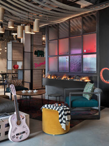 Moxy Bremen är ett modernt hotell med centralt läge i Bremens hamn.