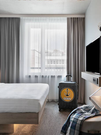 Übernachten Sie bequem in den Moxy Sleepy Queen-Zimmern des Hotels.