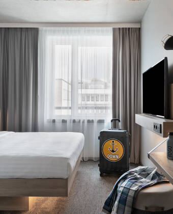 Übernachten Sie bequem in den Moxy Sleepy Queen-Zimmern des Hotels.