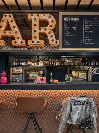 Slå er ner i hotellbaren 'The Day Bar' och beställ in läckra cocktails.