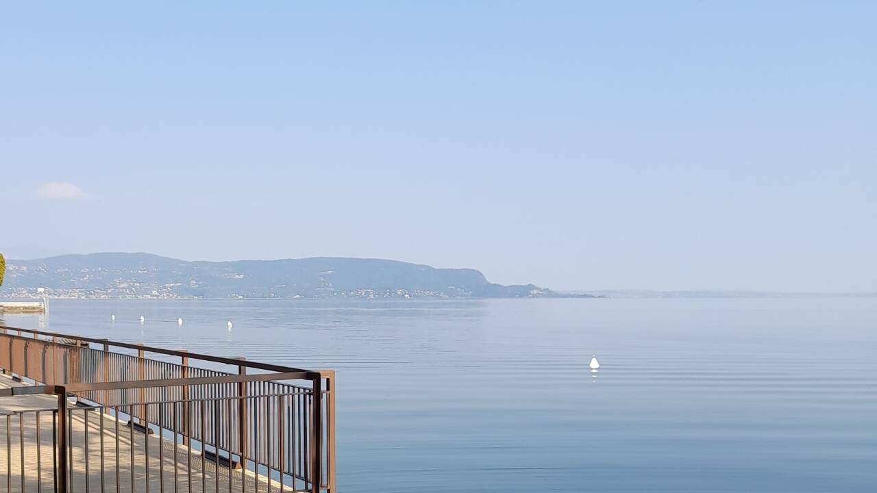 Noen av rommene har flott utsikt over Gardasjøen.