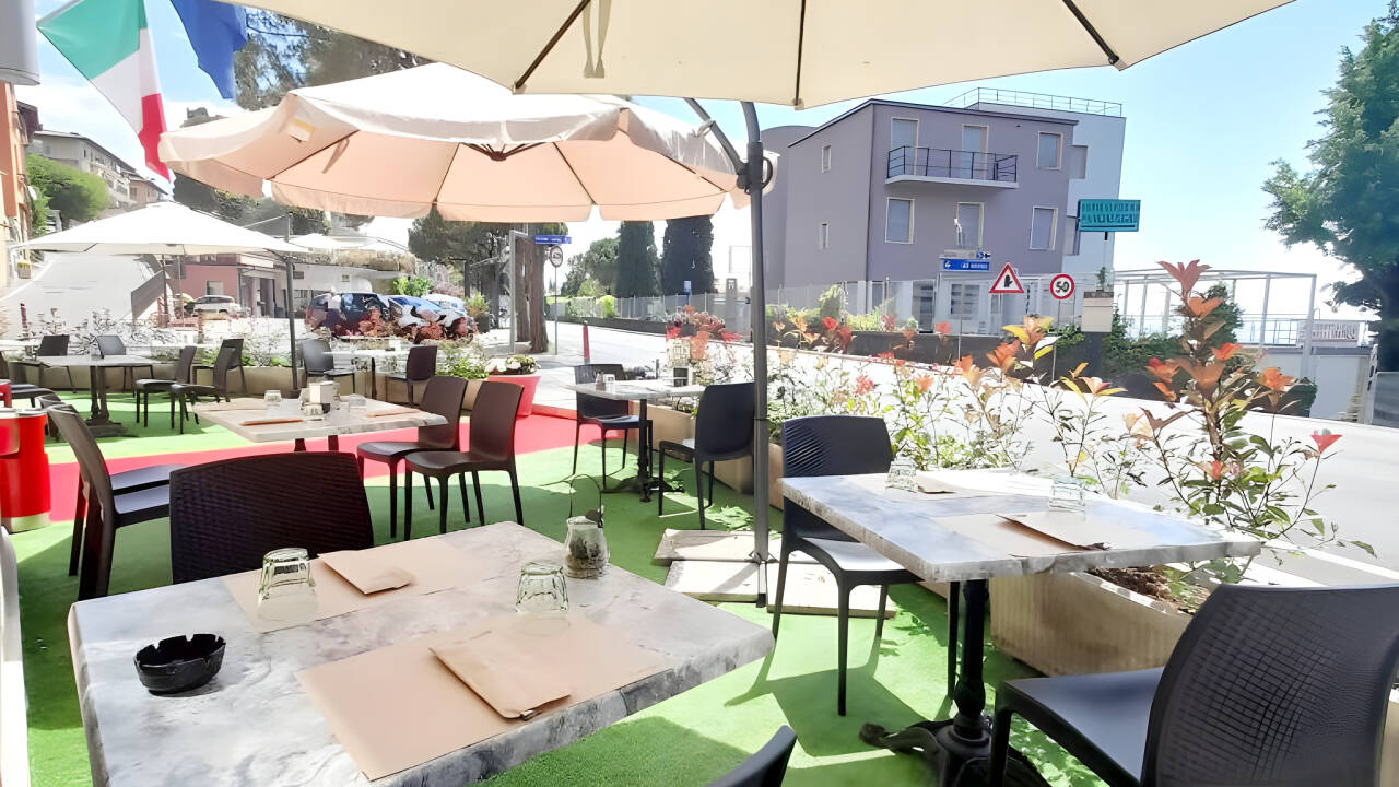 Du kan nyte delikatesser fra hotellets kjøkken og baren på hotellets terrasse.