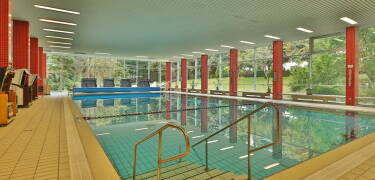 Hotellet tilbyder adgang til indendørs swimmingpool og sauna, og mulighed for at bestille afslappende massagebehandlinger.