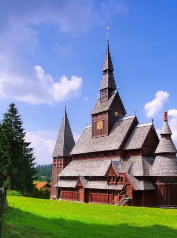 Besøg den nordisk-inspirerede Gustav-Adolf stavkirke fra 1908, som ligger i kort afstand af hotellet.
