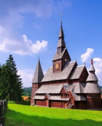 Besök den nordiskt inspirerade Gustav-Adolf Stavkirke från 1908, endast 2 km från hotellet.