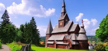 Besøg den nordisk-inspirerede Gustav-Adolf stavkirke fra 1908, som ligger i kort afstand af hotellet.