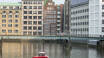 I indre By i Hamborg kan I nemt og enkelt komme ud og sejle med båd