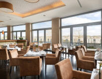 Restaurangen ‘The River View’ lever upp till sitt namn med en vacker utsikt över Elbe.
