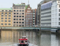 I indre By i Hamborg kan I nemt og enkelt komme ud og sejle med båd