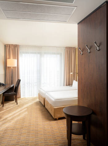 Hotellrummen är bekvämt inredda i en varm färgskala.