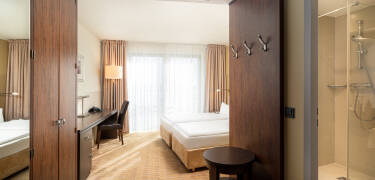 Hotellrummen är bekvämt inredda i en varm färgskala.