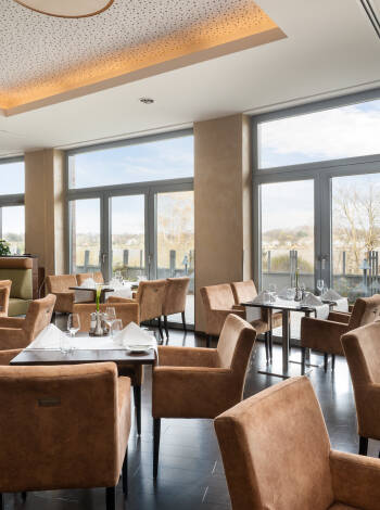 Restaurangen ‘The River View’ lever upp till sitt namn med en vacker utsikt över Elbe.