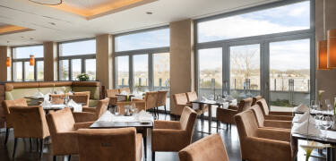 Restaurangen ‘The River View’ lever upp till sitt namn med en vacker utsikt över Elbe.