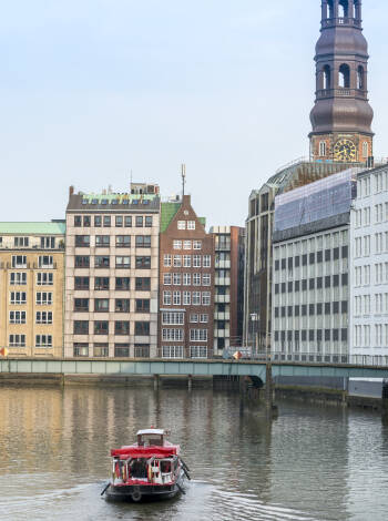 Från hotellet kan ni ta er in till centrum med båt.
