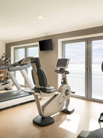 Träna under er semester med en fin utsikt från hotellets gym.