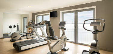 Träna under er semester med en fin utsikt från hotellets gym.