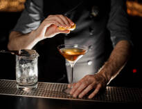 I cocktailbaren Sprezza finder I et bredt udvalg af cocktails, gin, whisky og vin (åben fredag til søndag fra kl. 17.00).