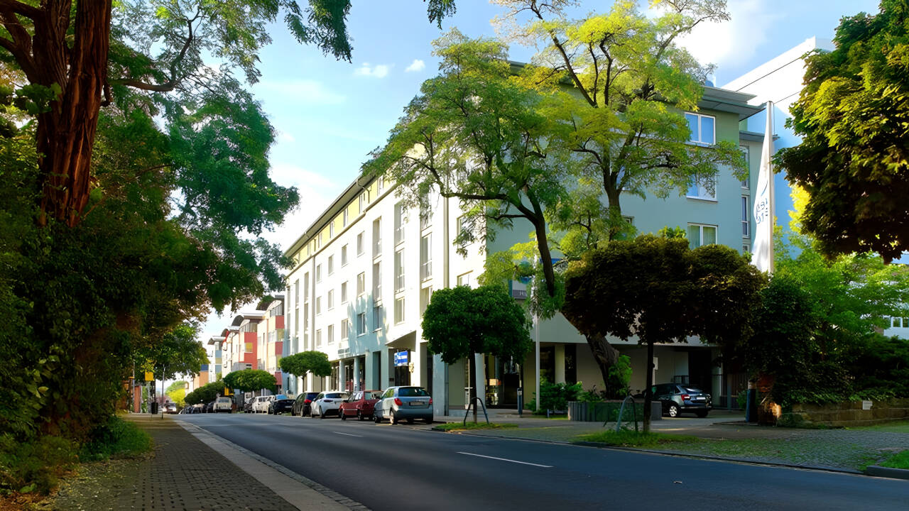 Bo på BEST WESTERN Macrander Hotel Dresden med rask tilgang til gamlebyen, flyplassen og viktige transportforbindelser.