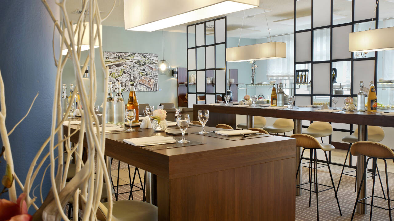 Start dagen med en stor frokostbuffé på det nærliggende partnerhotellet.
