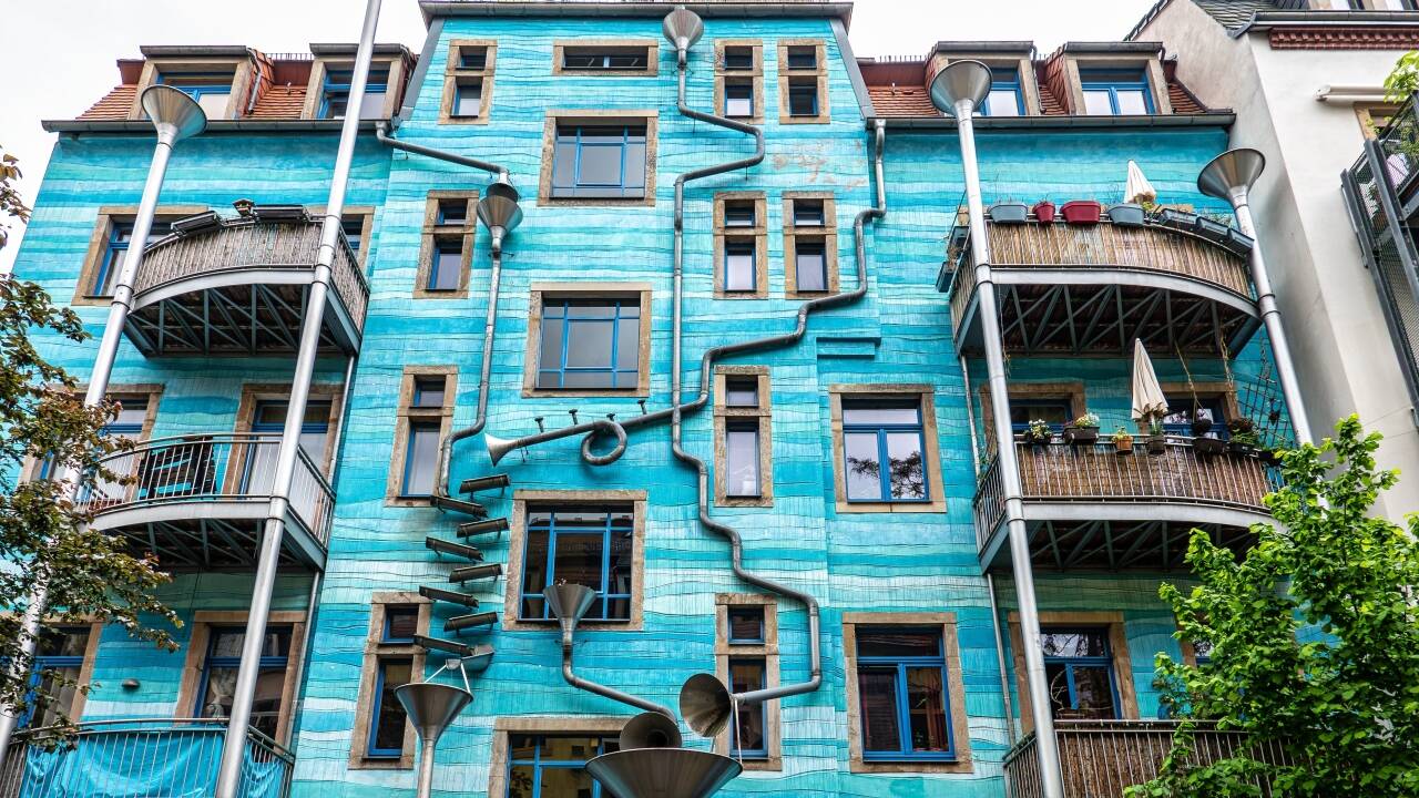 Utforsk Dresden Neustadt og Hechtviertel med lokale restauranter, kafeer og livlige gater.