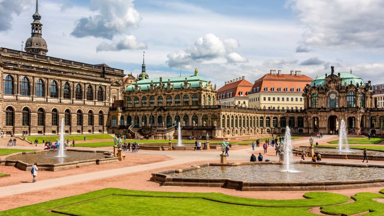 Bruk praktisk kollektivtransport for å nå Frauenkirche, Zwinger-palasset og Semperoper.