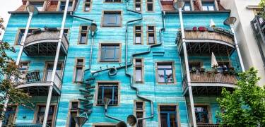 Upptäck Dresden Neustadt och Hechtviertel med lokala restauranger, kaféer och livliga gator.