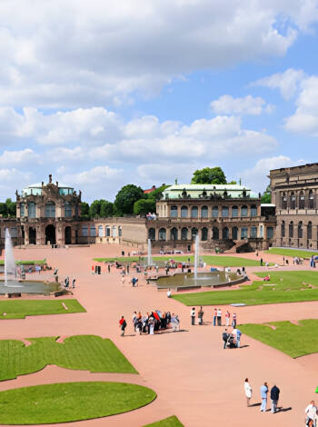 Bruk praktisk kollektivtransport for å nå Frauenkirche, Zwinger-palasset og Semperoper.