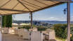 Nyt frokosten på terrassen med utsikt over åsene i Umbria