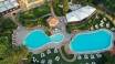 Resorten erbjuder badmöjlighet inomhus och utomhus med två pooler.