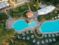 Resortet har swimmingpools og en have, som I kan gå ture i.