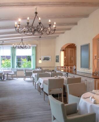 Du kan nyte middagen i en av de to hotellrestaurantene.