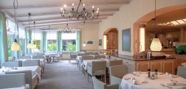 Du kan nyte middagen i en av de to hotellrestaurantene.