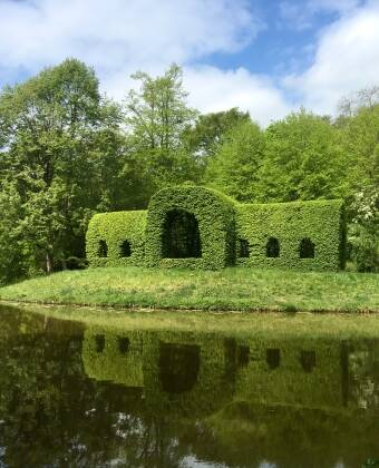 I byparken rett overfor kan du slappe av i det grønne.