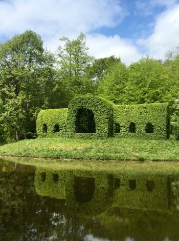 I stadsparken mitt emot kan du varva ner i grönskan.