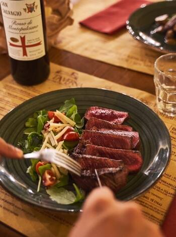 I Ristorant "La Taverna" kan ni smaka på autentiska och regionala rätter från det toskanska köket.