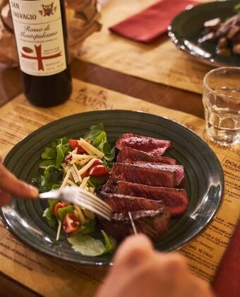 På restauranten "La Taverna" kan I smage autentiske og regionale toscanske retter.