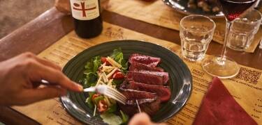 På restauranten "La Taverna" kan du smake på autentiske og regionale toskanske retter.