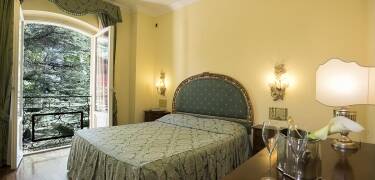Hotellet har komfortable hotellrom eller suiter som passer for par og familier.