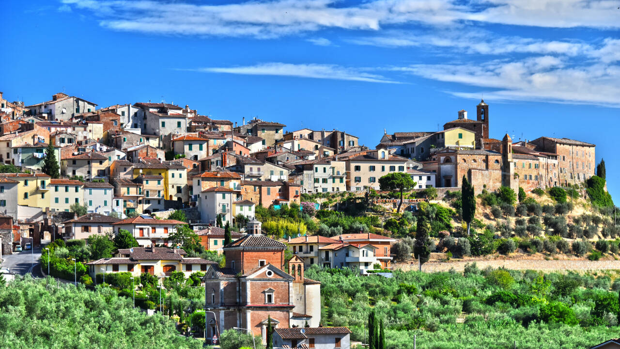 I kan kombinere jeres ophold med en tur til Arezzo, Assisi, Perugio, Siena eller Chianciano Terme.