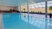 Das moderne Hotel bietet seinen Gästen höchsten Komfort. Zur Einrichtung gehört u.a. ein modernes Schwimmbad.
