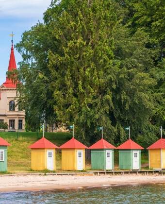 Erkunden Sie die charmante Stadt Hjo und ihre Sehenswürdigkeiten.