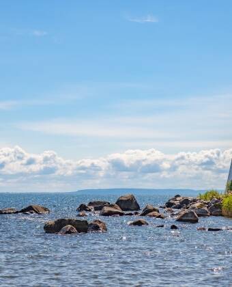 Paddla kajak eller paddleboard, eller bara njut av en lugn promenad längs stranden.