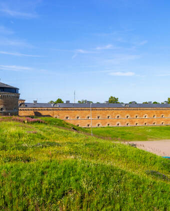 Besuchen Sie die historische Festung Karlsborg und genießen Sie ein einzigartiges Erlebnis.