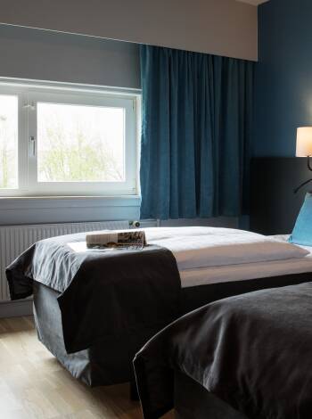 Nyt oppholdet på et av hotellets moderne og komfortable dobbeltrom.